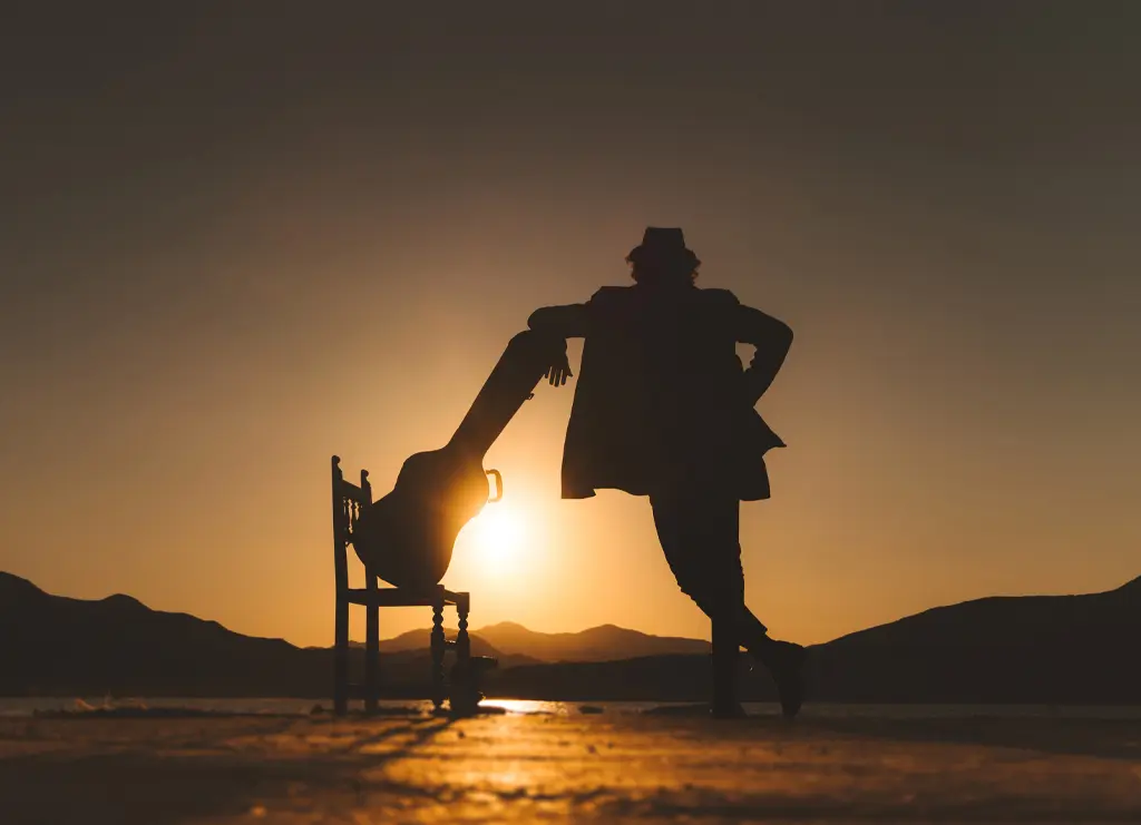 Olga Ganser fotografia a un Actor en silueta con la puesta de sol en pleno Cabo de Gata